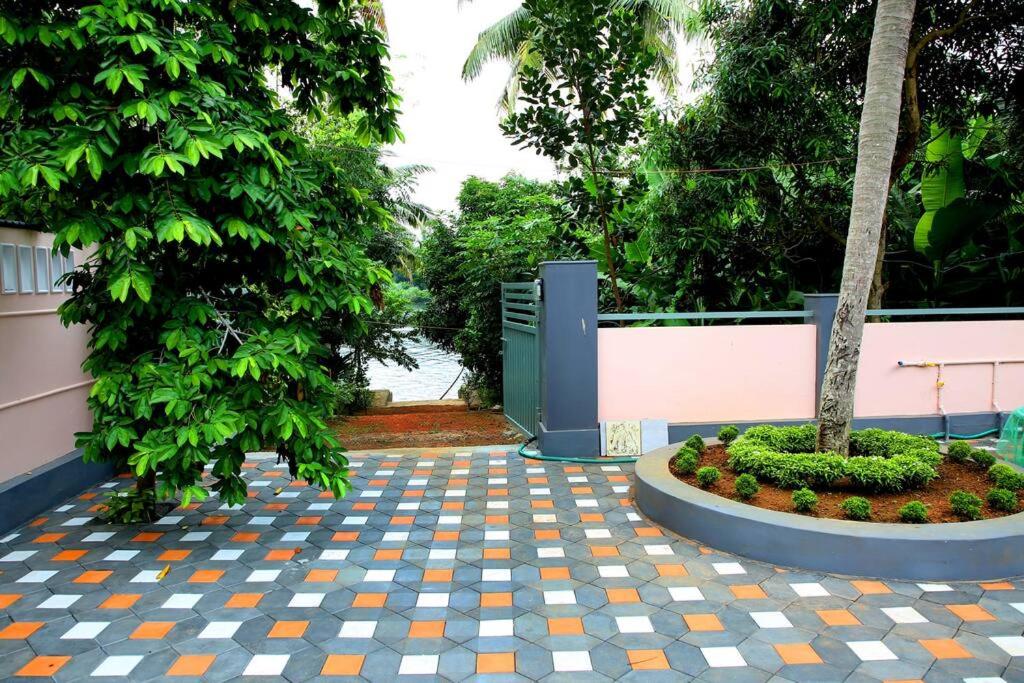 Elegant River Front Villa Near Airport Kochi. photo 2