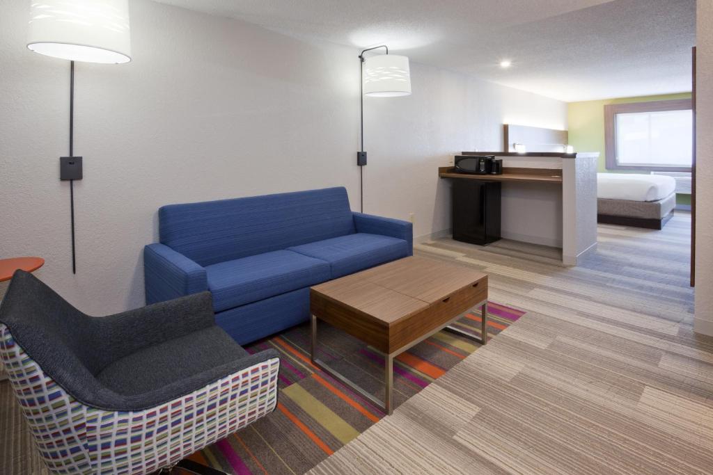 Holiday Inn Express Hotel & Suites Minneapolis-Golden Valley, an IHG Hotel photo 4