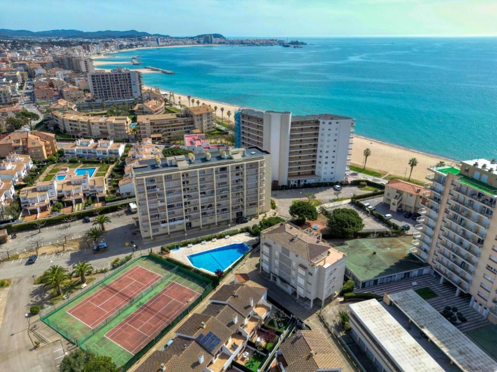 Apartamento con piscina junto a la playa photo 2