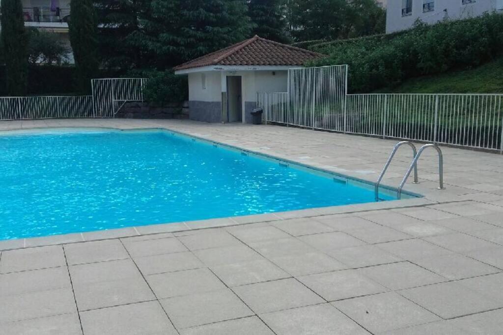 Logement à Tassin avec piscine et garage photo 2