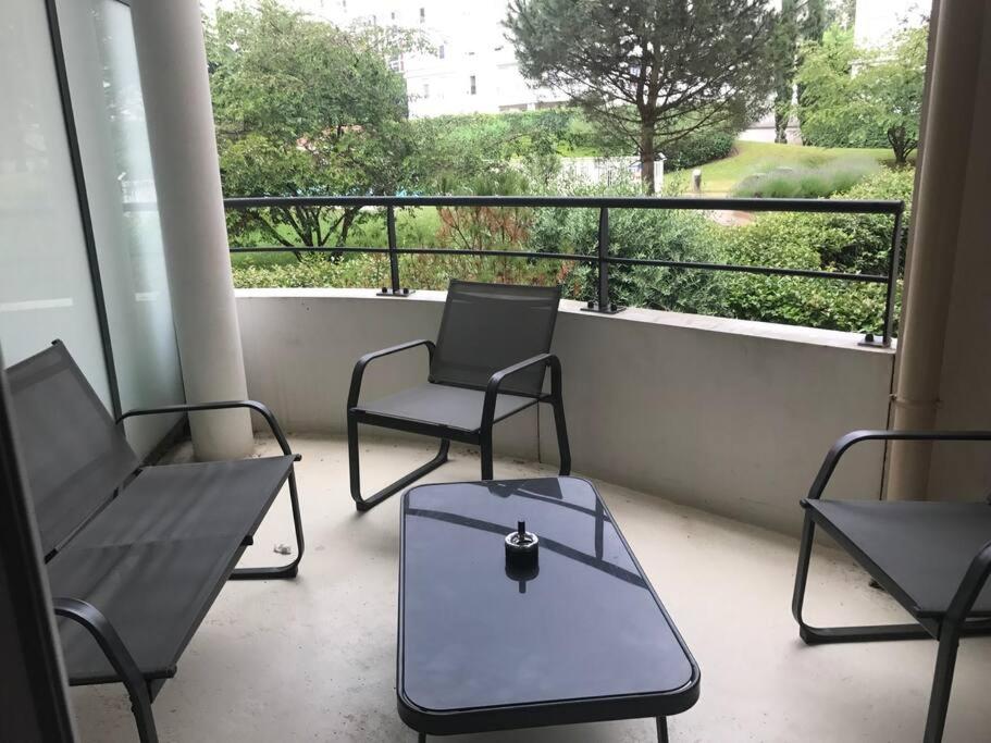 Logement à Tassin avec piscine et garage photo 3