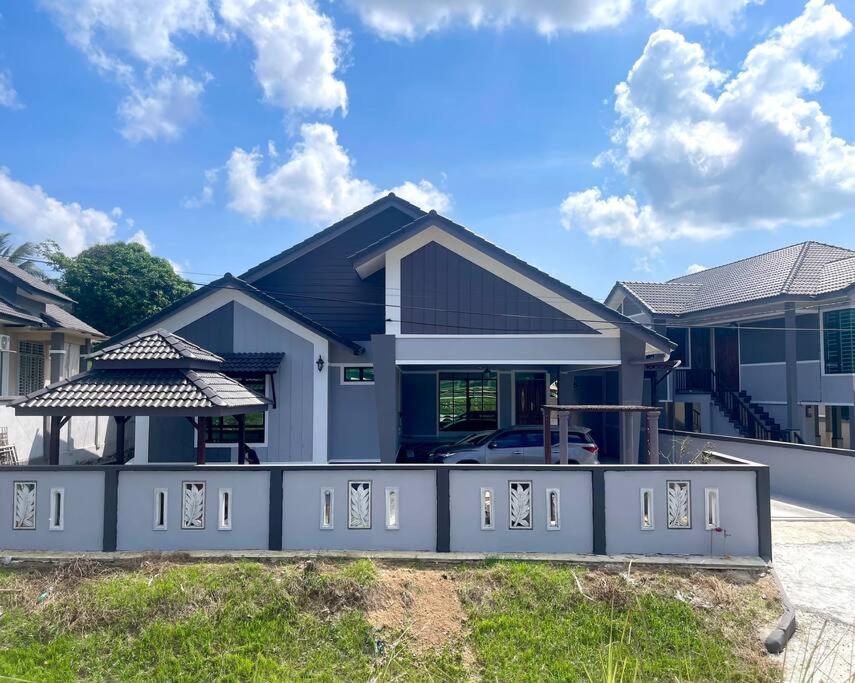 Rumah Tok Wan Dee (House 5 Rooms) 2024