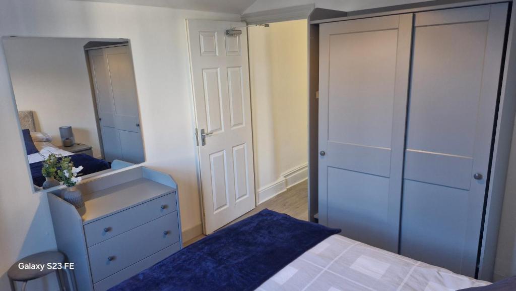 Roof Terrace Three Bedroom Apartment Near City Centre, Cardiff