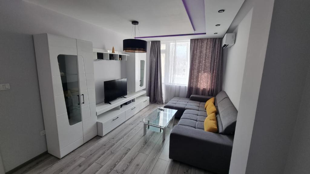 Alexander Home