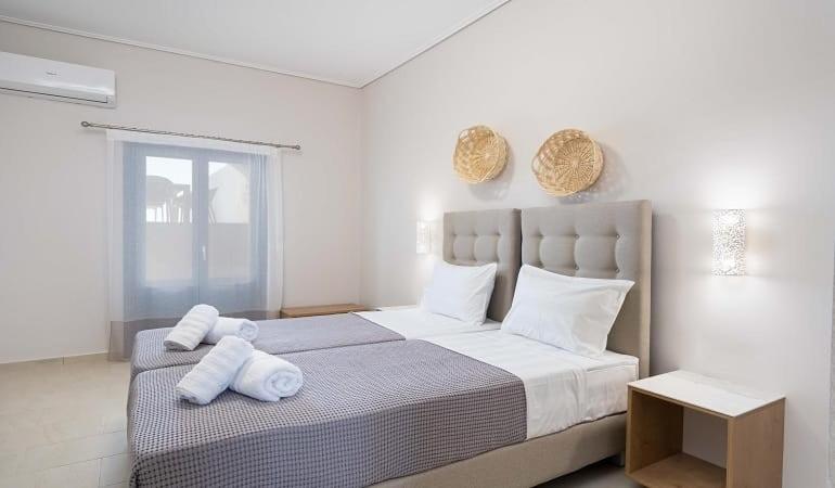 Beautiful Santorini Villa - 3 Bedroom Villa - Private Jacuzzi and Charismatic Interior - Vothonas photo 2