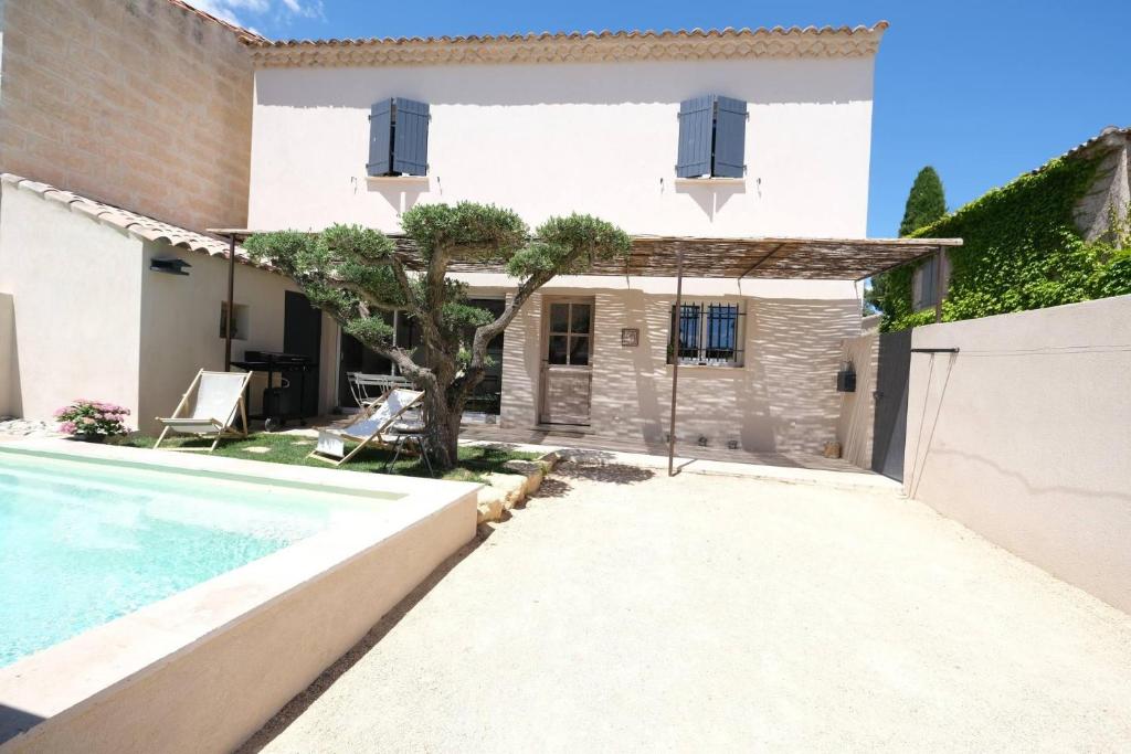 charming house with private pool in the heart of the village of aureille in the alpilles, 6 people. photo 1