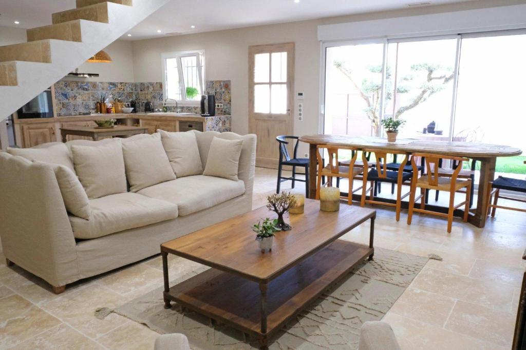 charming house with private pool in the heart of the village of aureille in the alpilles, 6 people.