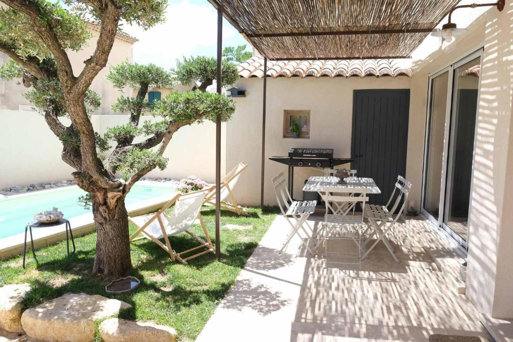 charming house with private pool in the heart of the village of aureille in the alpilles, 6 people. photo 2