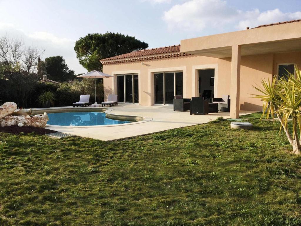 very pretty contemporary villa with heated pool located in aureille in the alpilles, close to the center on foot. sleeps 4. photo 1