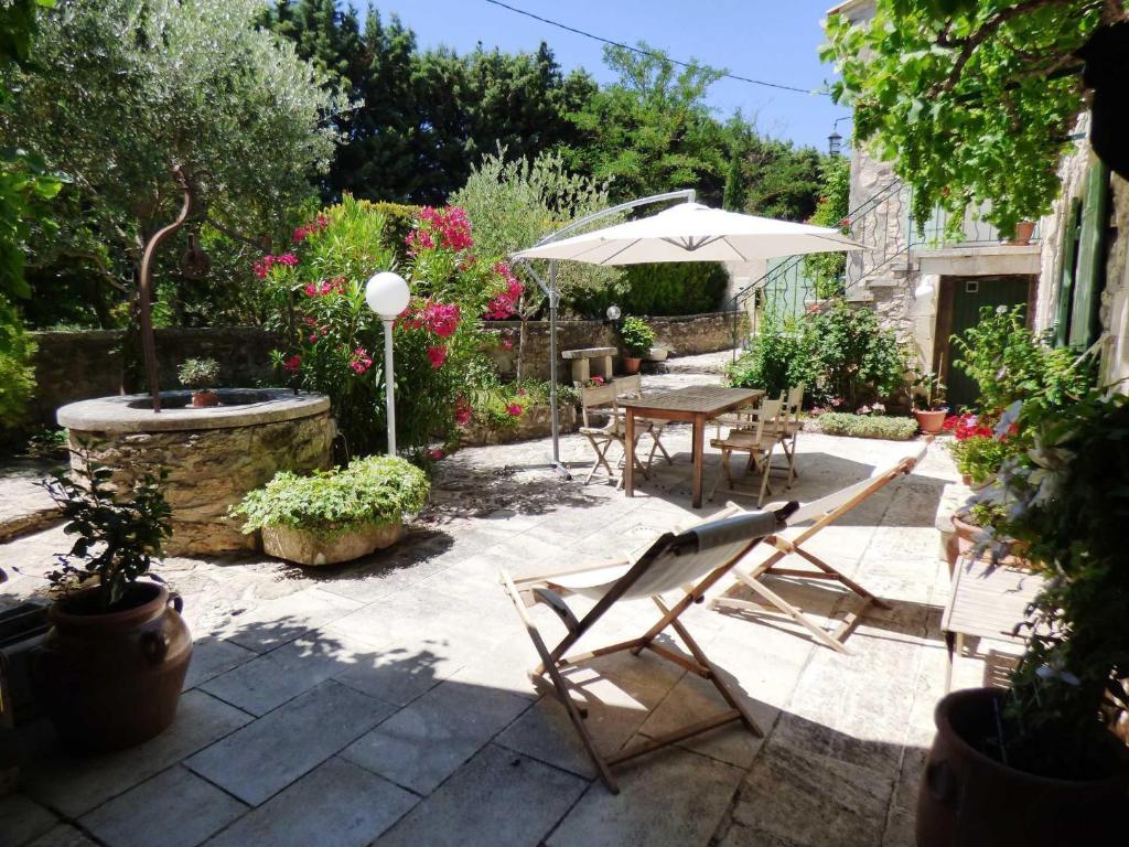 Semi-detached provencal farm with swimming pool photo 2