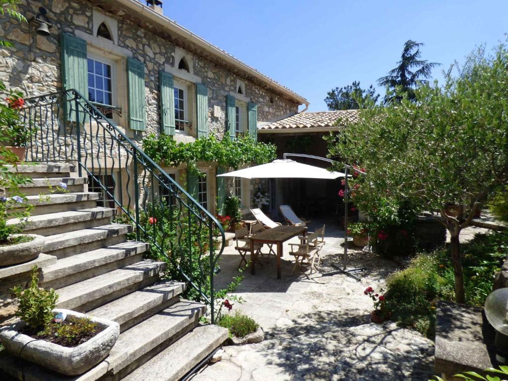 Semi-detached provencal farm with swimming pool photo 1