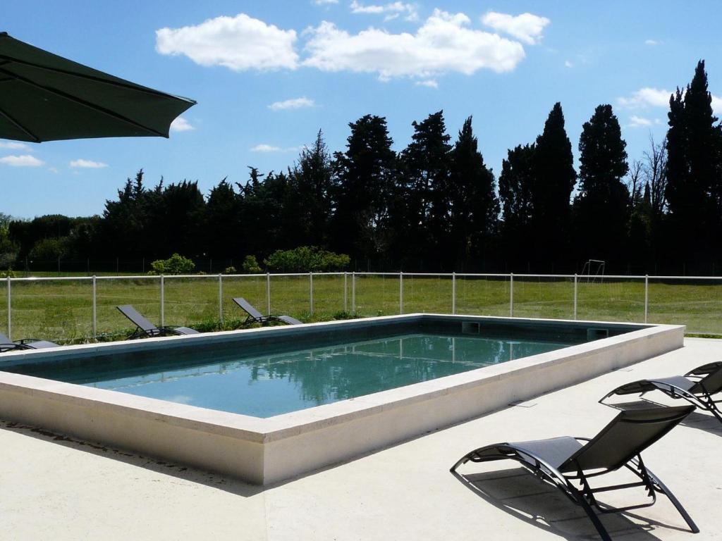 air-conditioned family house with fenced pool in fontvieille in the alpilles, sleeps 8 photo 2
