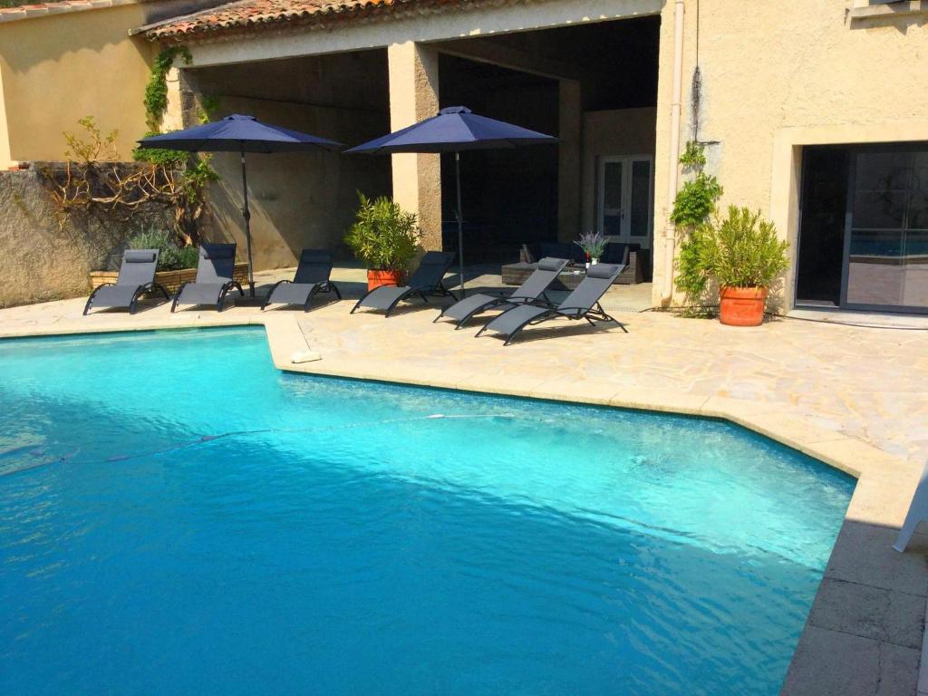 Authentic Provencal Mas with pool, in the countryside of the village of SENAS, close to the Luberon and the Alpilles, sleeps 8. photo 3