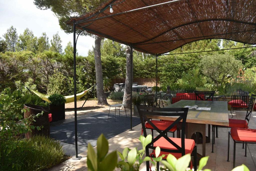 magnificent detached villa with heated swimming pool and jacuzzi, in aureille, in the alpilles ? 8 people photo 3