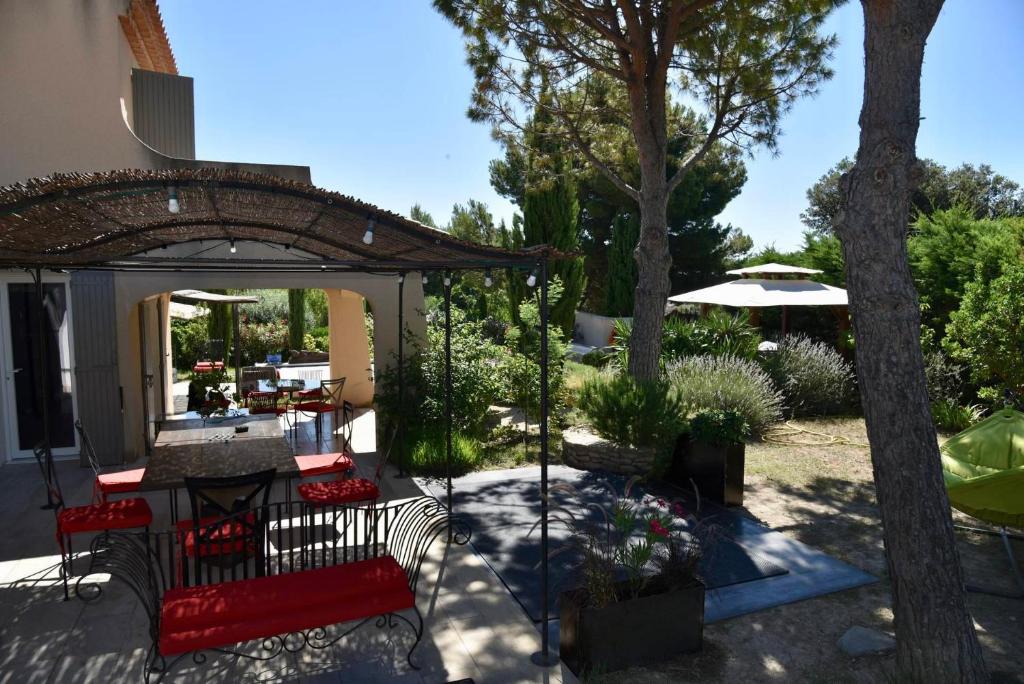 magnificent detached villa with heated swimming pool and jacuzzi, in aureille, in the alpilles ? 8 people photo 4