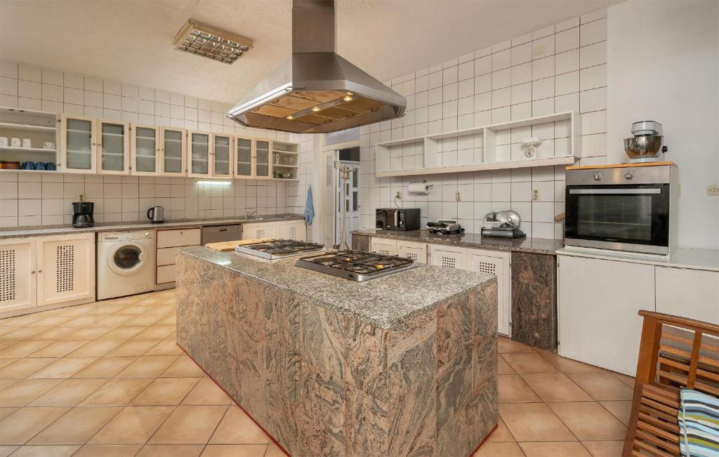 Stunning Home In Kolocep With Outdoor Swimming Pool photo 4