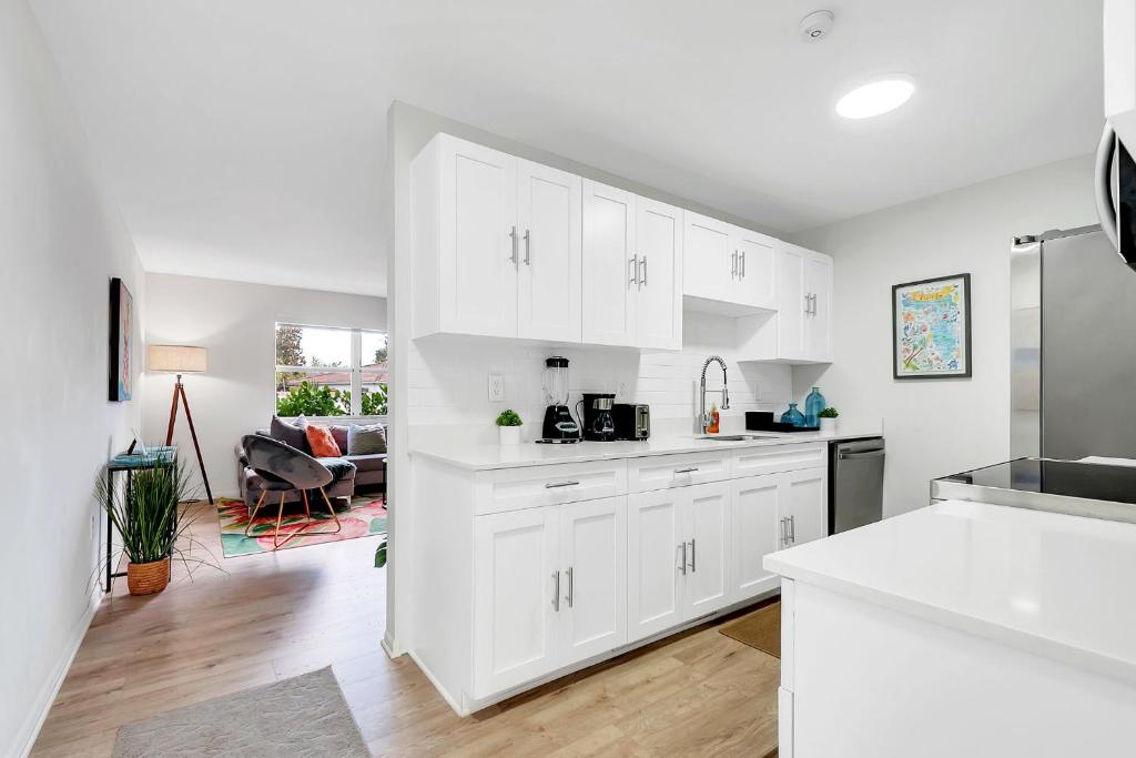 3 Bed 2 Bath w/pool & BBQ next to Keys photo 4