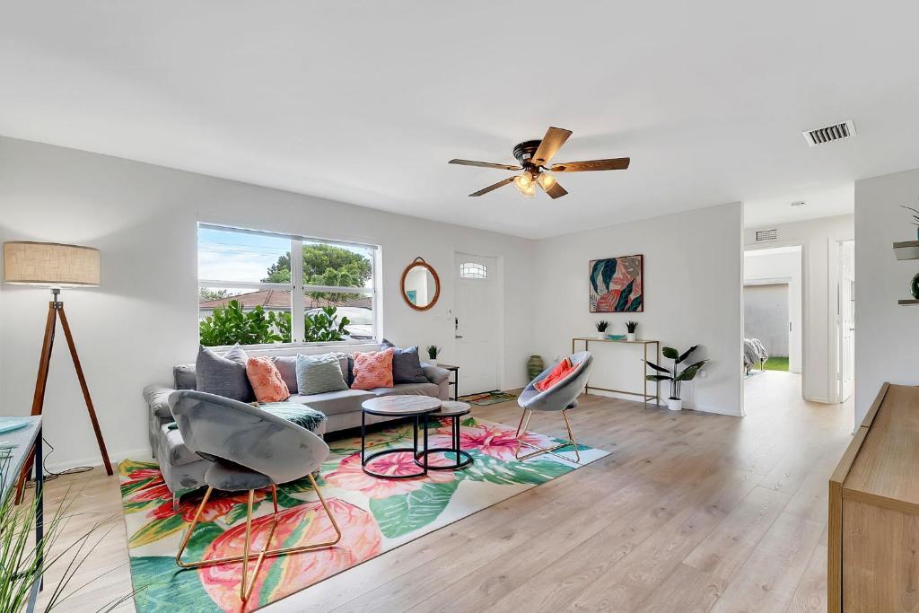 3 Bed 2 Bath w/pool & BBQ next to Keys photo 2