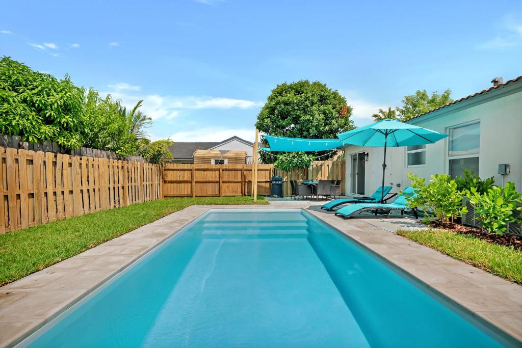 3 Bed 2 Bath w/pool & BBQ next to Keys photo 1