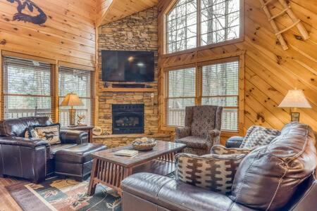 Great Escape - Dog-Friendly Cabin with Hot Tub photo 2