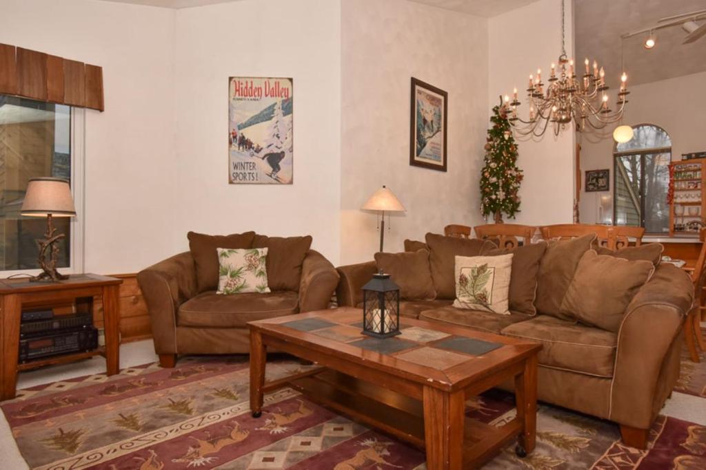 5123 Summit View Court photo 3
