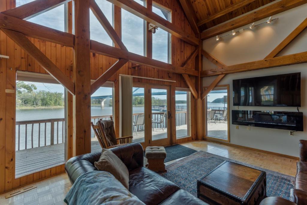 Custom Waterfront Lodge, 4 bed, 4 Bath, Sleeps 12! photo 2