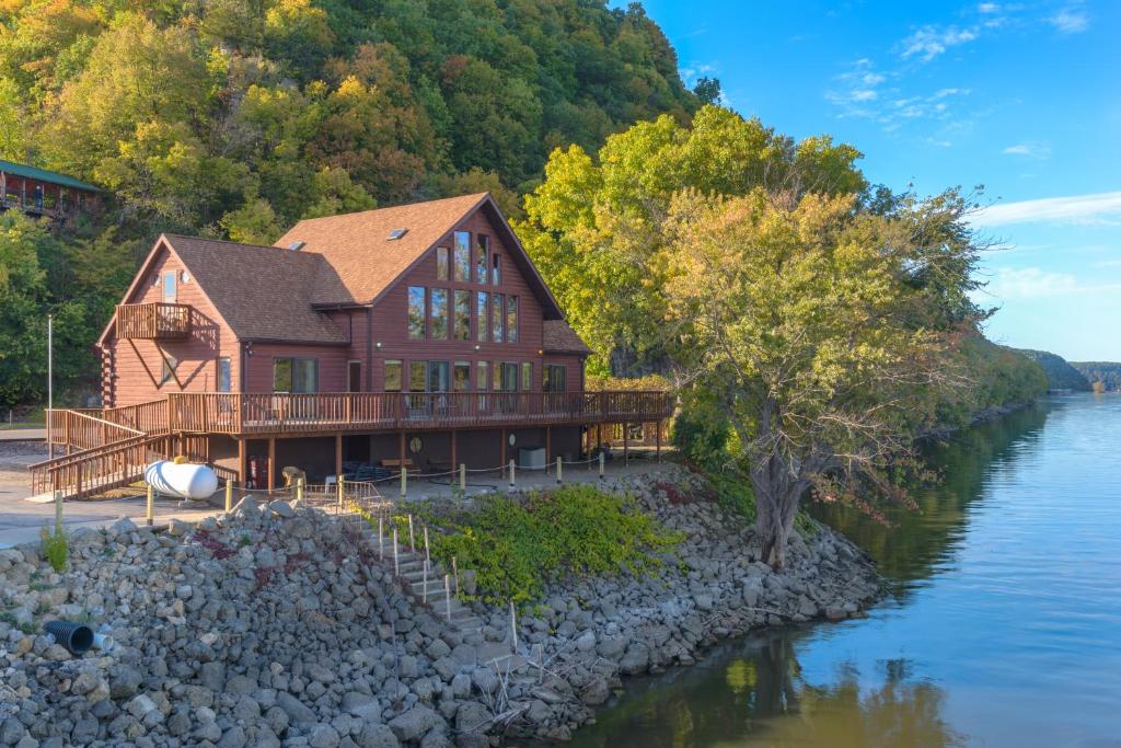 Custom Waterfront Lodge, 4 bed, 4 Bath, Sleeps 12! photo 1