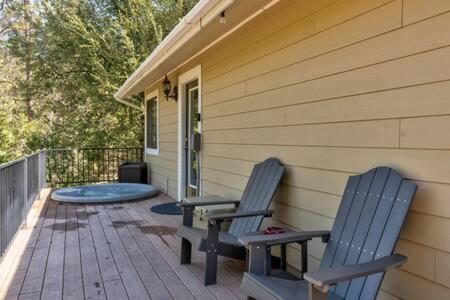 Cedar Ridge Hot Tub BBQ Sleeps 8 photo 4