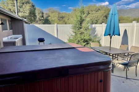 Creature Comforts Sleeps 24 4 hot tubs photo 1