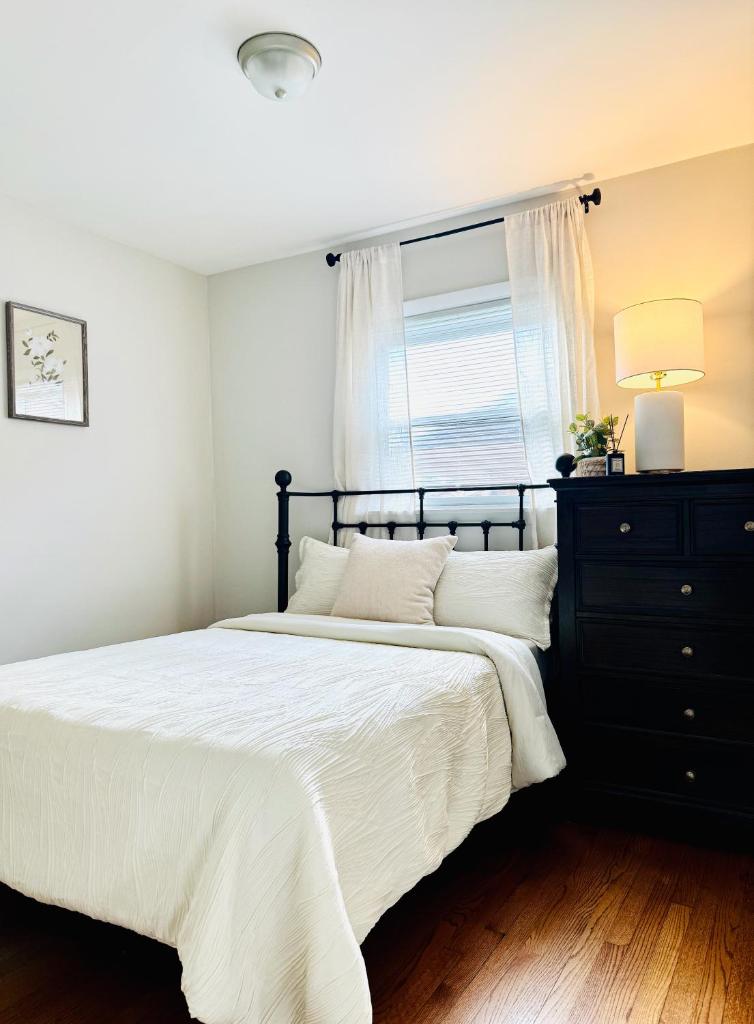 Charming and Convenient 3br 1ba apt - fully furnished and equipped - fast Internet image