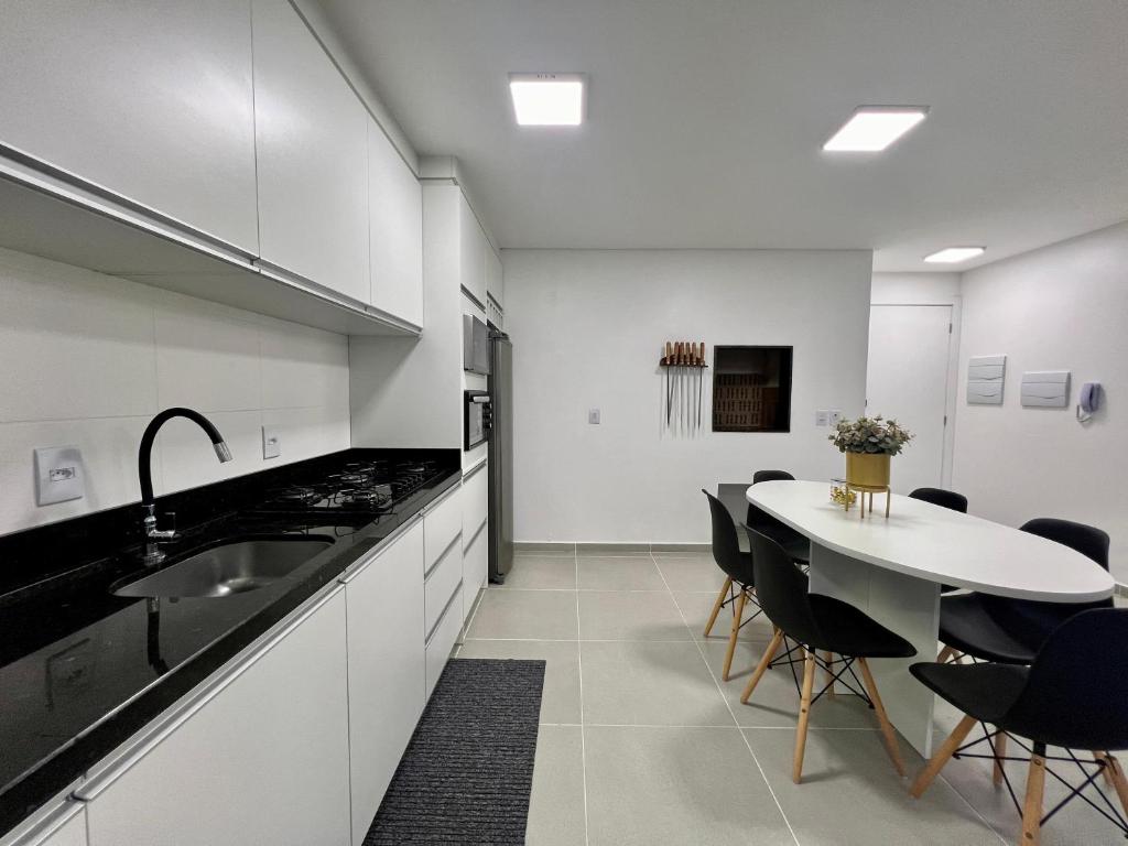 Apartamento NOVO 502 a 01 quadra do Mar e Praças. photo 1