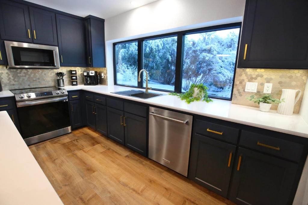 High End A-Frame - Hot Tub - Awesome Views - Yosemite - Electric Vehicle Friendly - Sleeps 10 photo 4