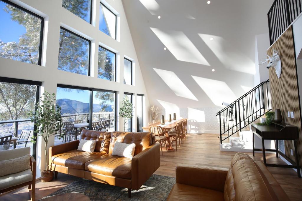 High End A-Frame - Hot Tub - Awesome Views - Yosemite - Electric Vehicle Friendly - Sleeps 10 photo 1