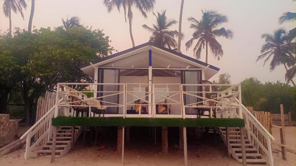 UpExpo Smart* Beachfront Bungalow photo 2