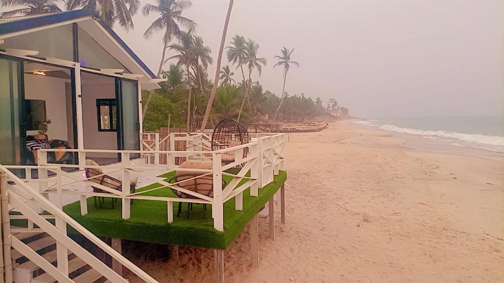 UpExpo Smart* Beachfront Bungalow photo 1