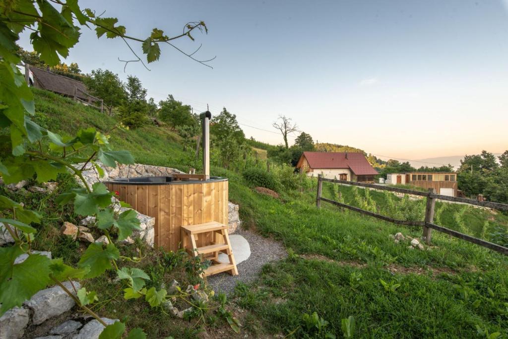 Vineyard Cottages Skatlar - Happy Rentals photo 2
