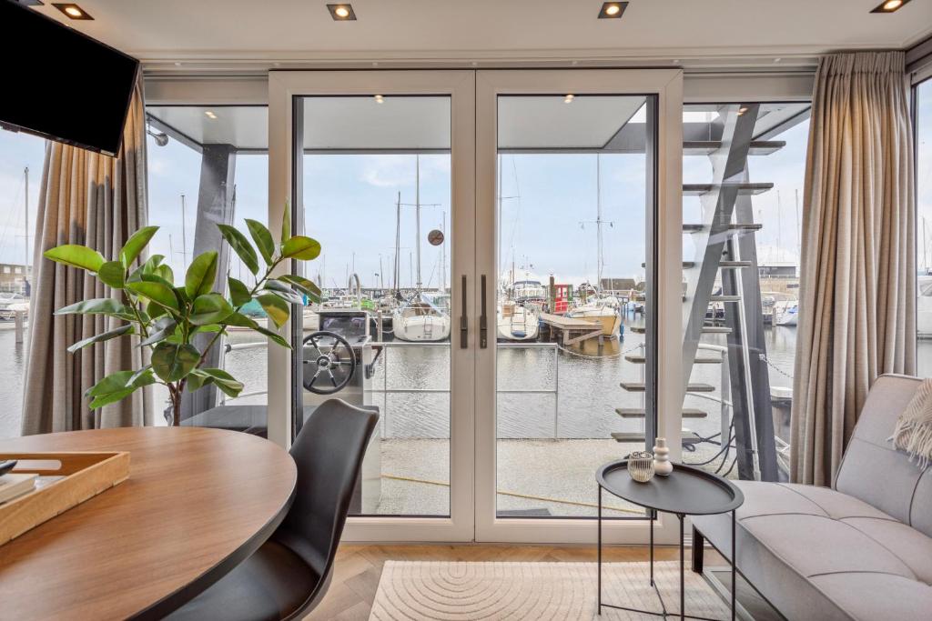 Luxurious waterloft near beach and centre photo 1