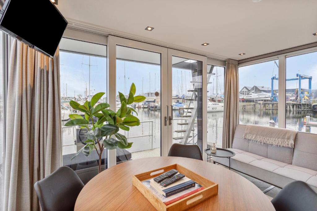 Luxurious waterloft near beach and centre photo 4