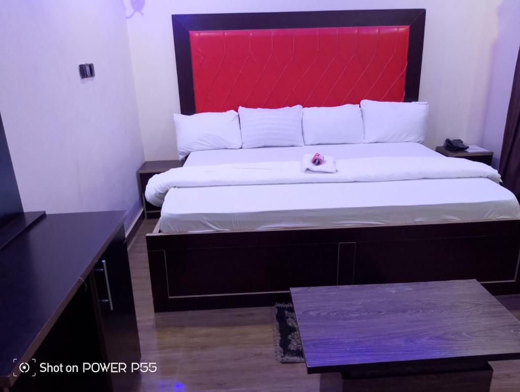 Charles deluxe hotel and apartments photo 1