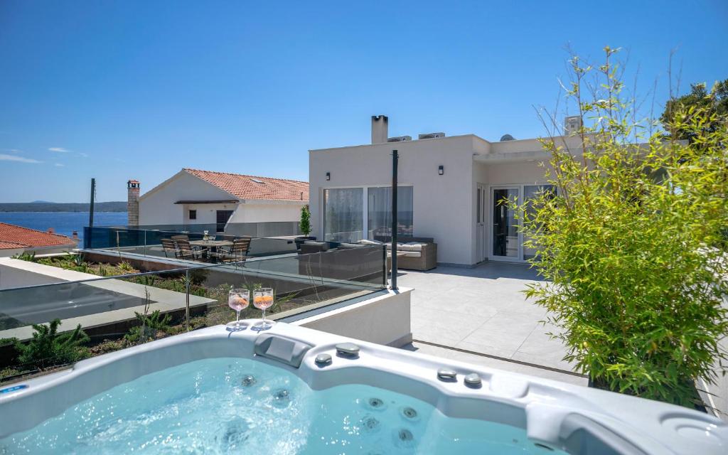 Exclusive Seafront Suite with jacuzzi photo 3