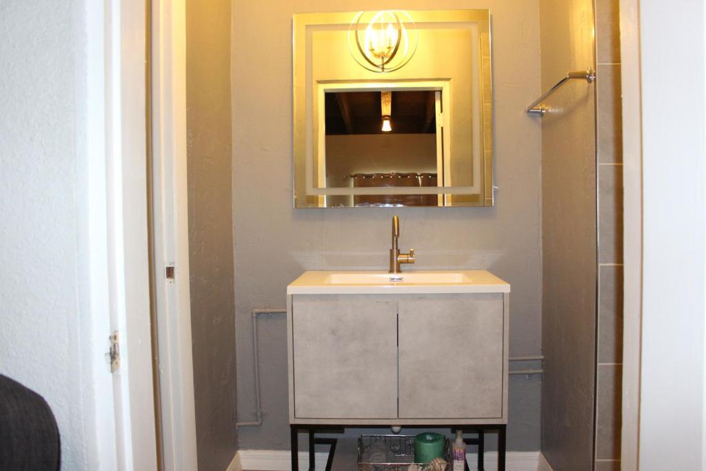 Grand Central Suite in St Pete Close to Downtown image