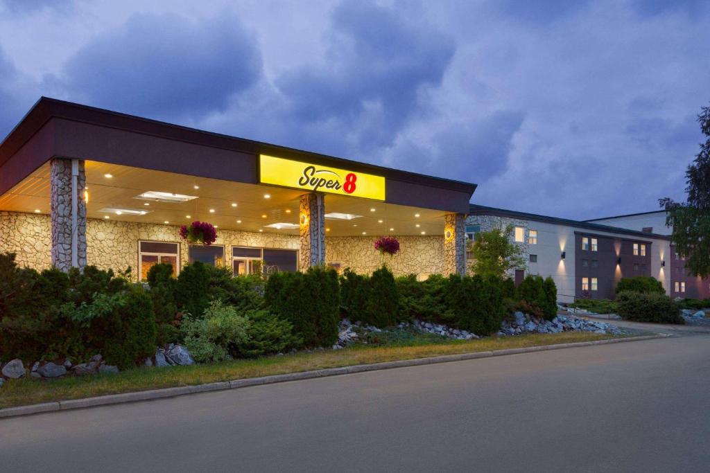 Super 8 by Wyndham Prince George photo 2