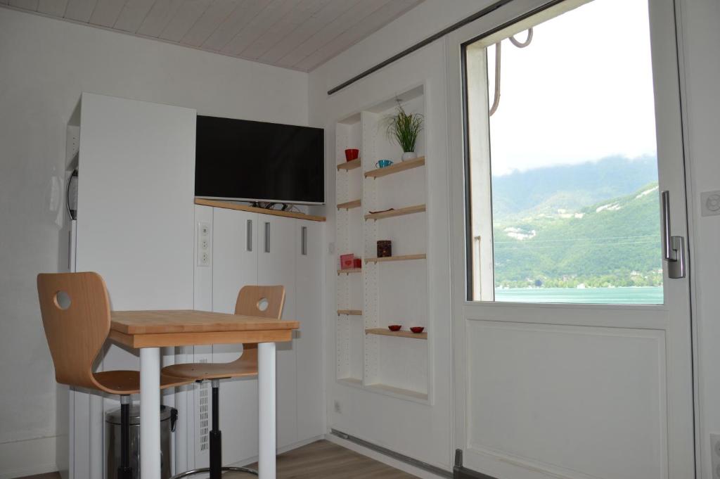 Le Coin des Cygnes, appartement cosy avec balcon face au lac d'Annecy et plage privée photo 3