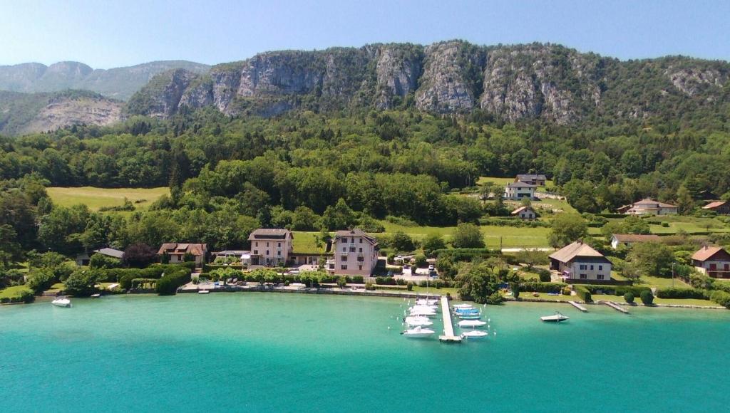 Le Coin des Cygnes, appartement cosy avec balcon face au lac d'Annecy et plage privée