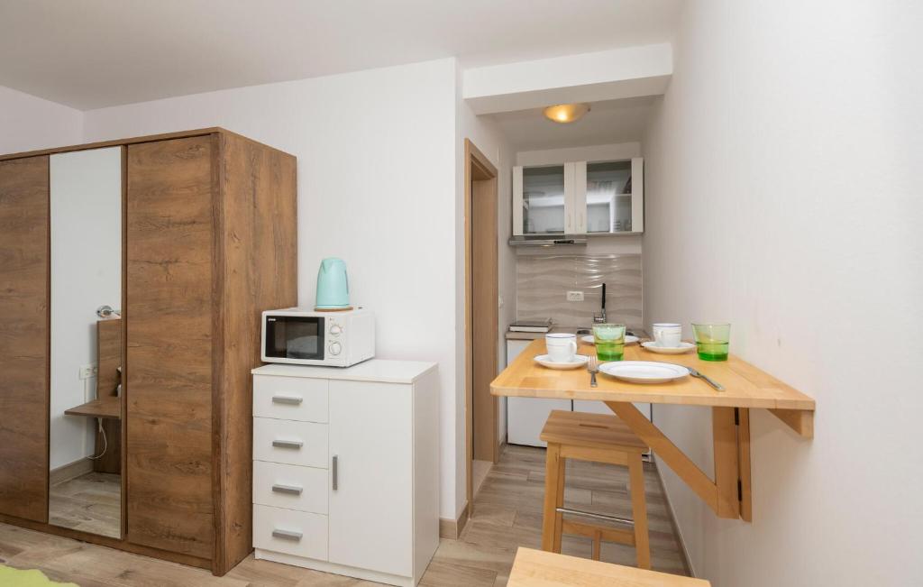 Beautiful Apartment In Rogotin With Kitchen photo 4