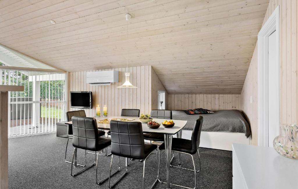 Cozy Home In Frrup With Kitchen photo 3
