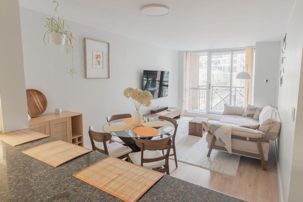 Boutique Suite in Downtown Toronto, Free Parking!