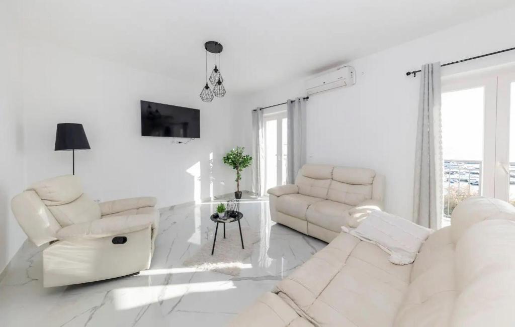 Gorgeous Apartment In Petrcane With Kitchen photo 1