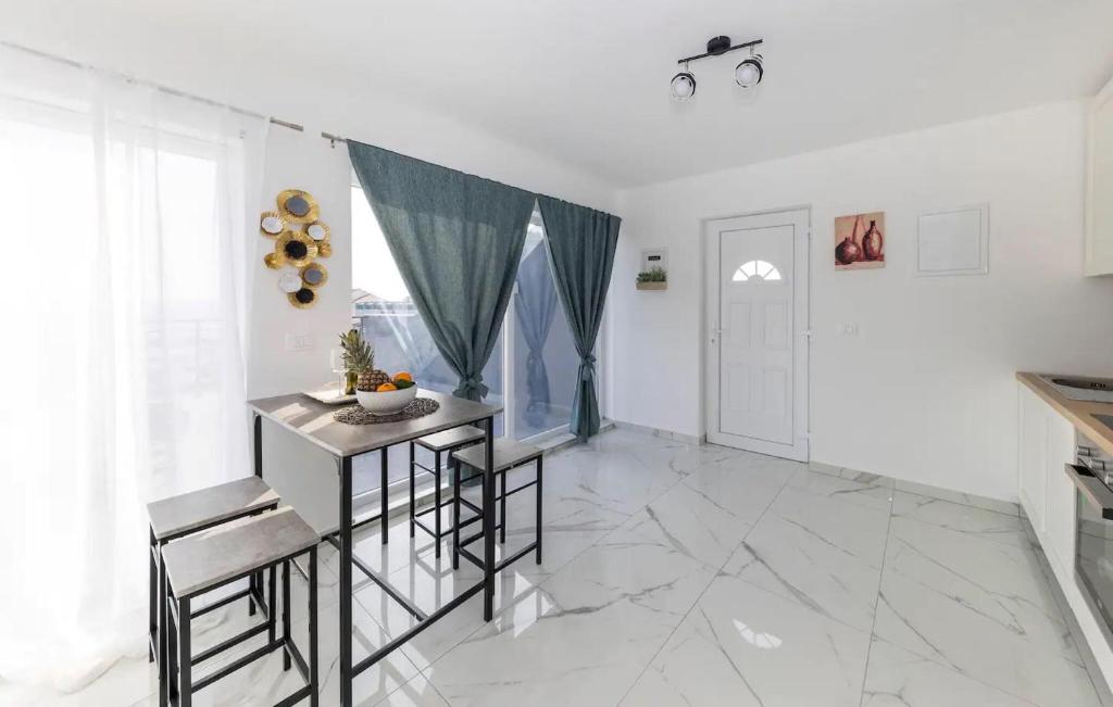 Gorgeous Apartment In Petrcane With Kitchen photo 4