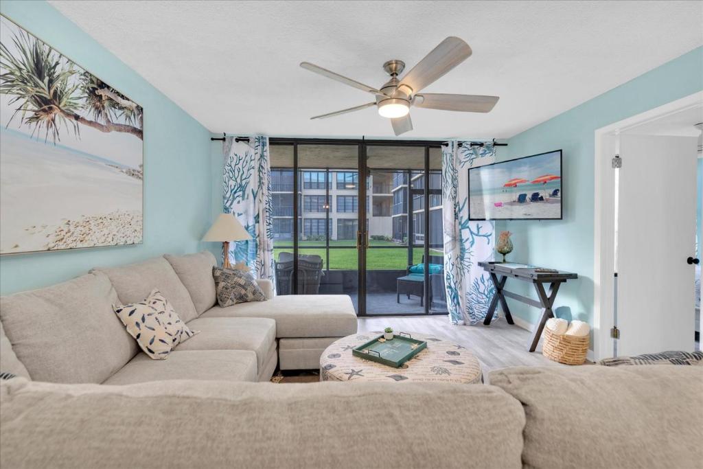 Indian Shores Waterway View, walk to beach, pool hot tub, dock image